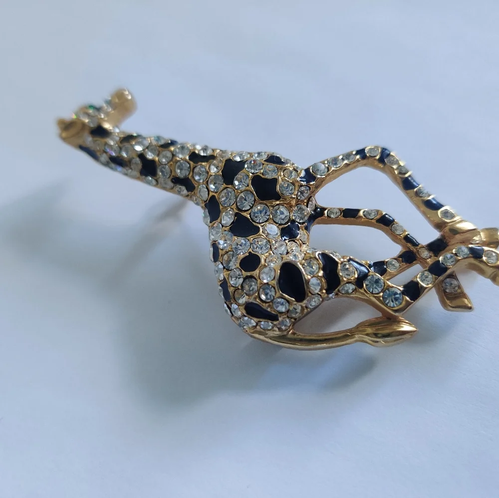 Vintage elegant giraffe brooch🦒 - Picture 8 of 9